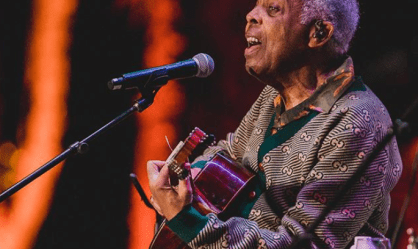 Gilberto Gil recebe a primeira dose da vacina contra a Covid-19