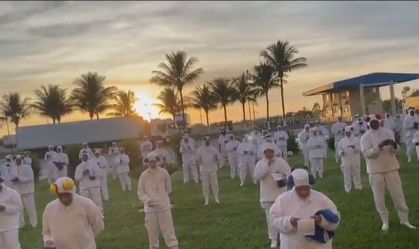 Trabalhadores da Bahia cantam para encarar a pandemia antes do trabalho; assista
