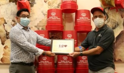 Homem é homenageado por recorde ao doar 120 galões de sangue nos EUA