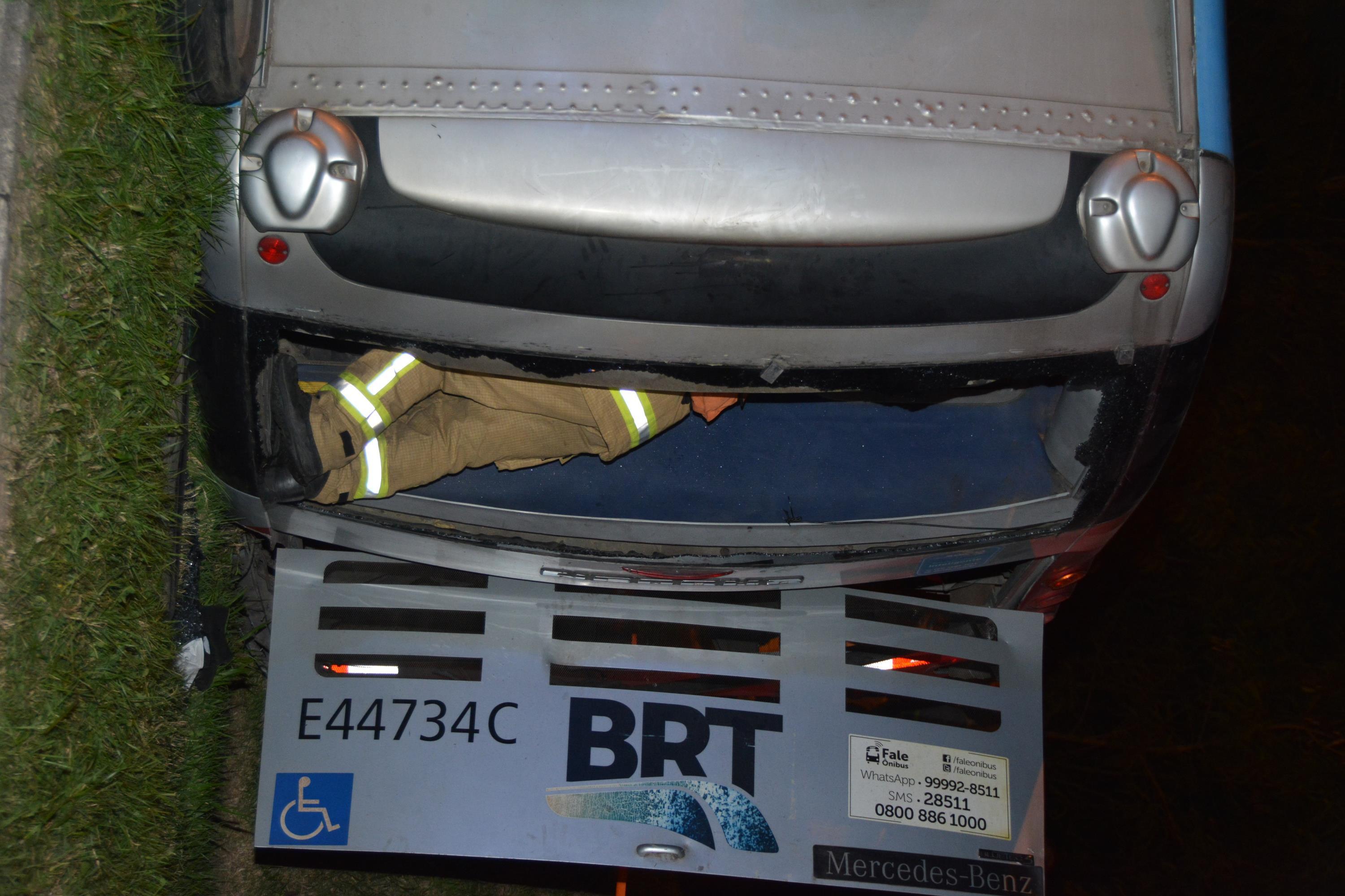 Acidente entre ônibus BRT e carro no Rio de Janeiro