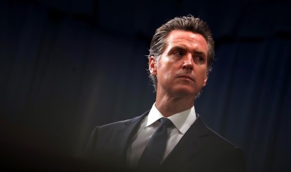 Governadores americanos formam pactos para decidir quando reabrir economia