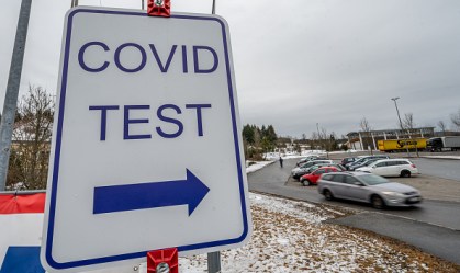 Baviera, Philippsreut: "Teste para Covid" está escrito em uma placa logo após a 