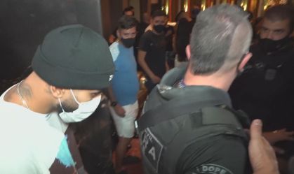 Gabigol e MC Gui são flagrados em cassino clandestino em São Paulo
