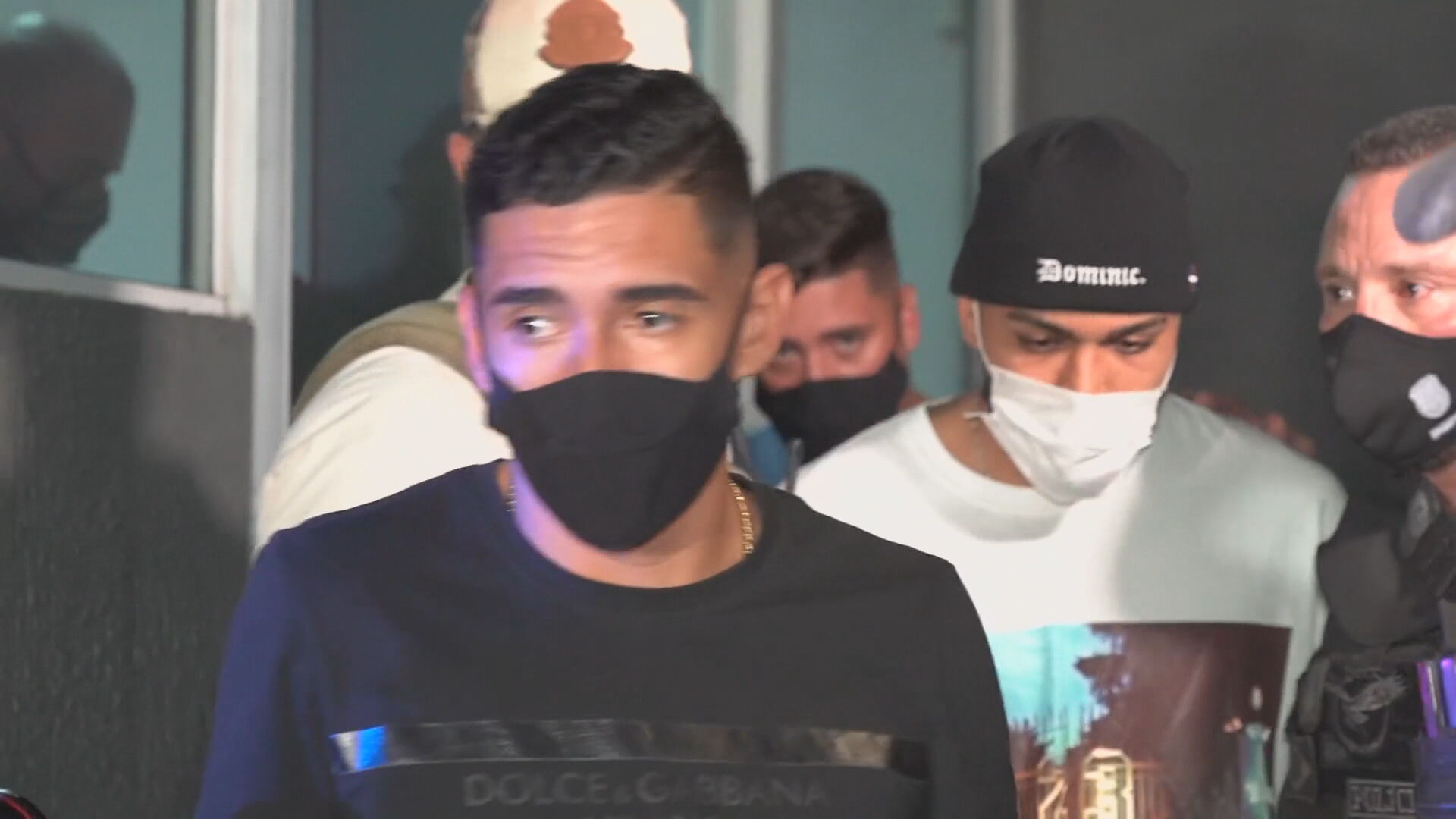 Gabigol sendo levado pela polícia, após flagrante em cassino clandestino