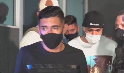 Gabigol sendo levado pela polícia, após flagrante em cassino clandestino