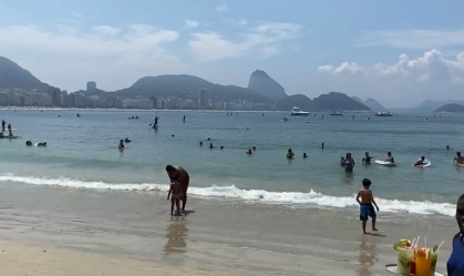 Movimentação em praia do Rio de Janeiro durante pandemia da Covid-19