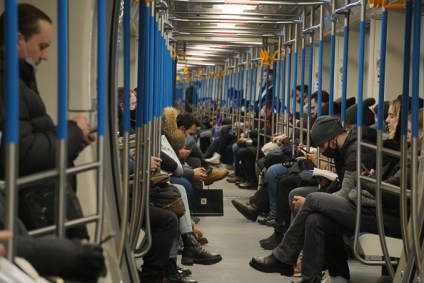 Passageiros em metrô de Moscou, Rússia, em 10 de março de 2021