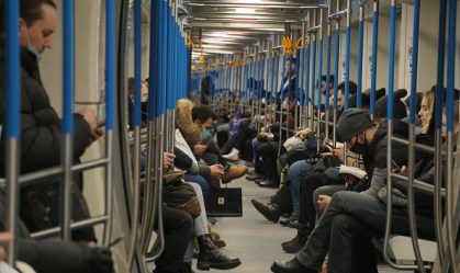 Passageiros em metrô de Moscou, Rússia, em 10 de março de 2021
