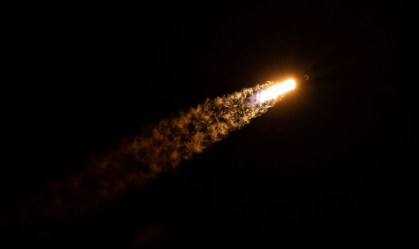 SpaceX lança foguete com 60 satélites para internet de alta velocidade