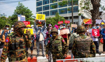 Soldados do lado de fora do Banco Central de Mianmar durante protesto em Yangon 