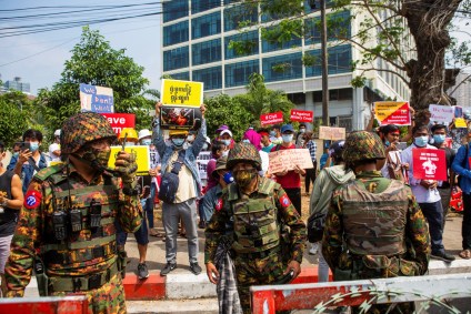 Soldados do lado de fora do Banco Central de Mianmar durante protesto em Yangon
