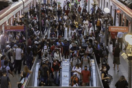 Movimento intenso de passageiros na plataforma da Estação da Luz, em SP