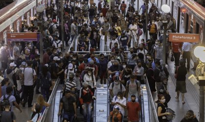 Movimento intenso de passageiros na plataforma da Estação da Luz, em SP