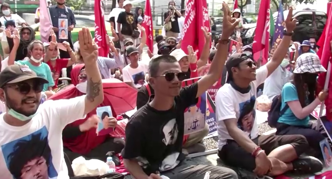 Manifestantes fazem protesto com gestos que se tornaram símbolo na Tailândia