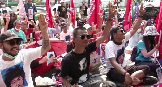 Manifestantes fazem protesto com gestos que se tornaram símbolo na Tailândia