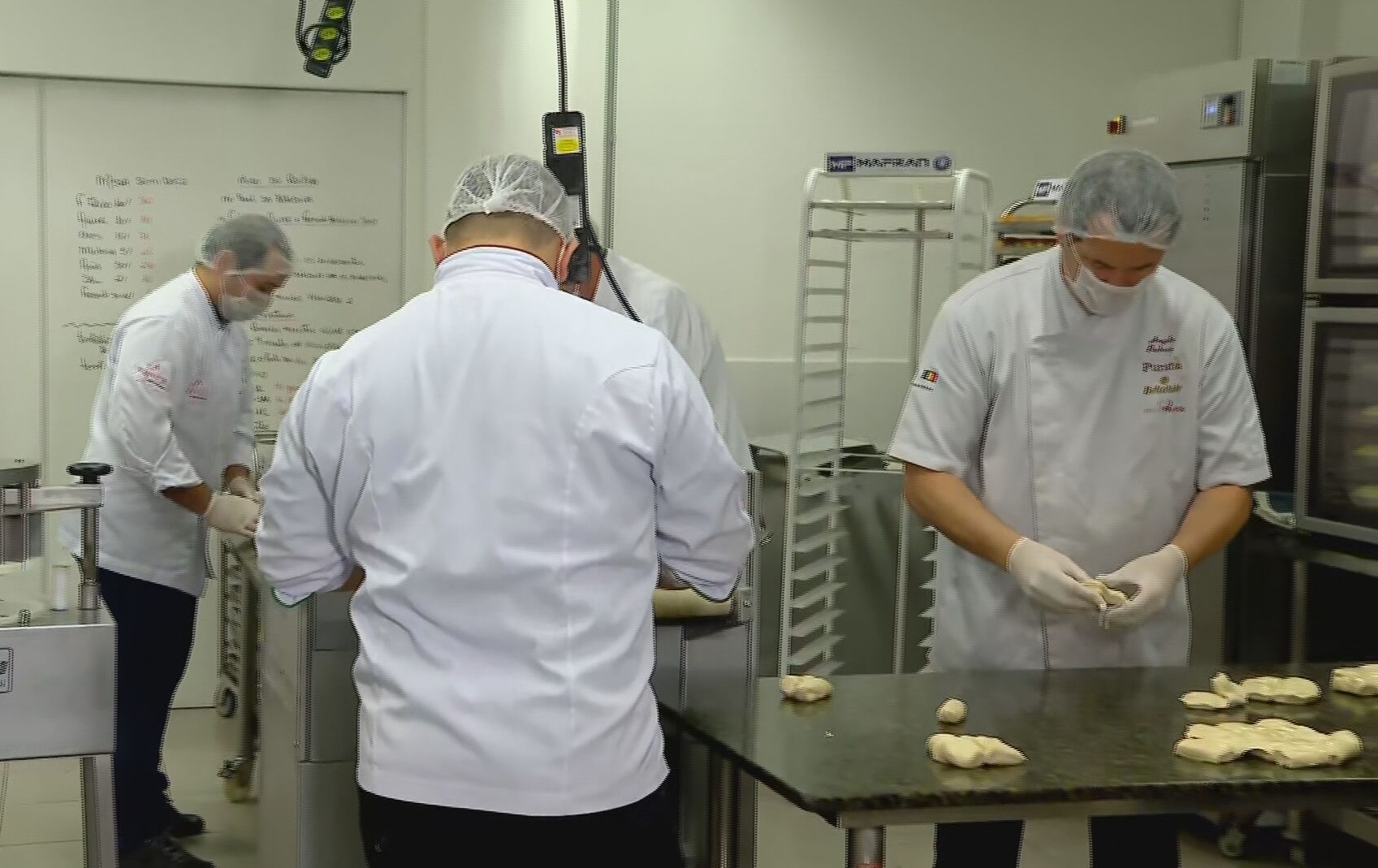 Professores de panificação fazem e doam mais de 30 mil pães a hospitais em SP