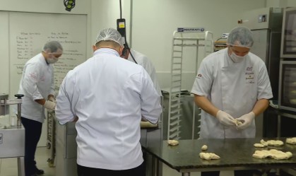 Professores de panificação doam mais de 30 mil pães a hospitais em SP