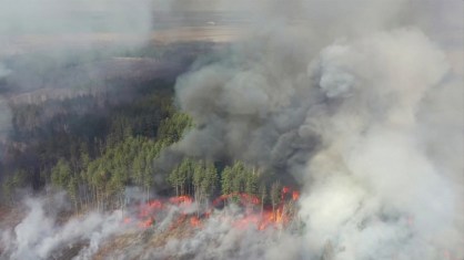 Vista aérea de incêndio em floresta perto da antiga usina de Chernobyl