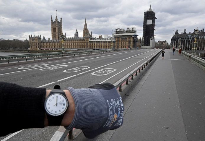Via movimentada de Londres vazia durante horário de pico por conta do lockdown imposto no país em 2020 / Reuters