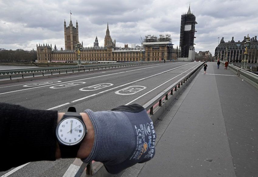 Via movimentada de Londres vazia durante horário de pico por conta do lockdown imposto no país em 2020 / Reuters