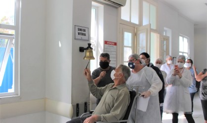 Idoso de 85 anos toca 'sino da vitória' ao se recuperar do novo coronavírus