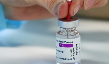 Profissional da Saúde prepara dose de vacina da AstraZeneca contra Covid-19