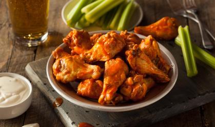 "Ansiedade do frango" é o novo medo destravado no TikTok; entenda porque as pessoas estão aflitas em cozinhar a ave