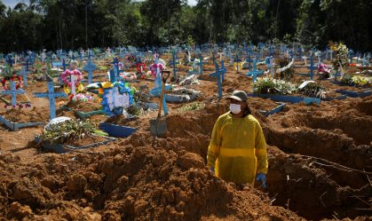 Funcionária de cemitério em Manaus durante pandemia da Covid-19