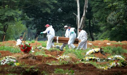 Brasil bate recorde de casos de Covid-19 e média de mortes fica acima de 2.000