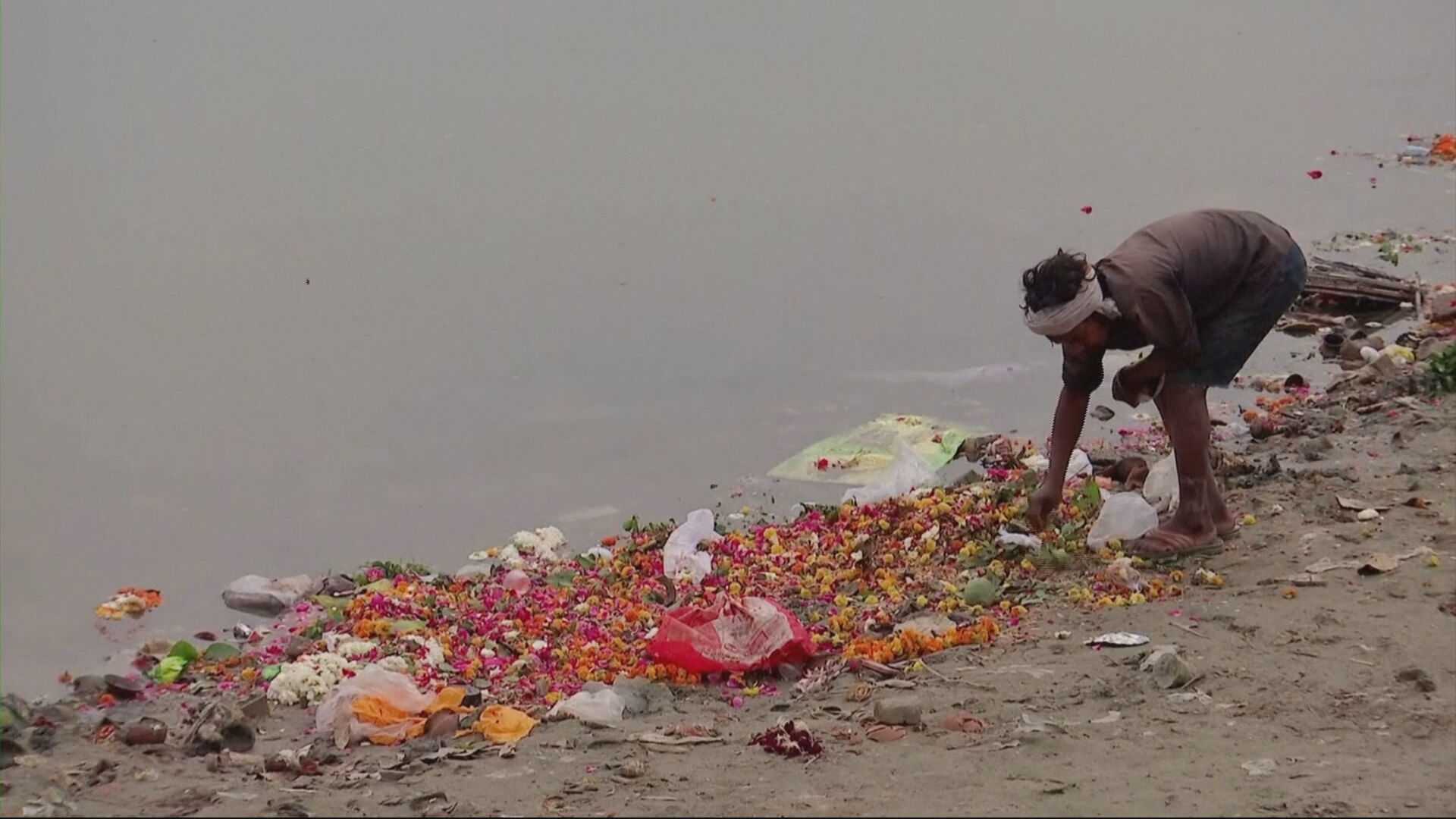 Flores deixadas no Rio Ganges após festivais religiosos estão sendo recicladas
