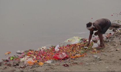 Flores deixadas no Rio Ganges são recicladas e viram incensos na Índia