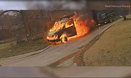 Câmera de uma viatura policial flagrou o momento em que o veículo em chamas