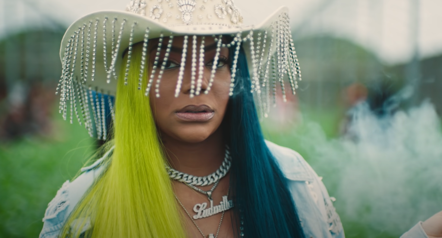 A cantora Ludmilla no clipe de 'Verdinha'