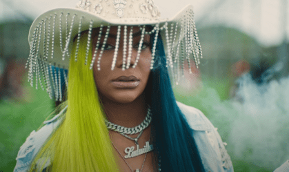 A cantora Ludmilla no clipe de 'Verdinha'