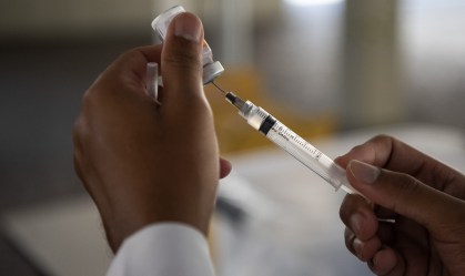 Profissional prepara vacina contra Covid-19 para aplicação no Rio de Janeiro