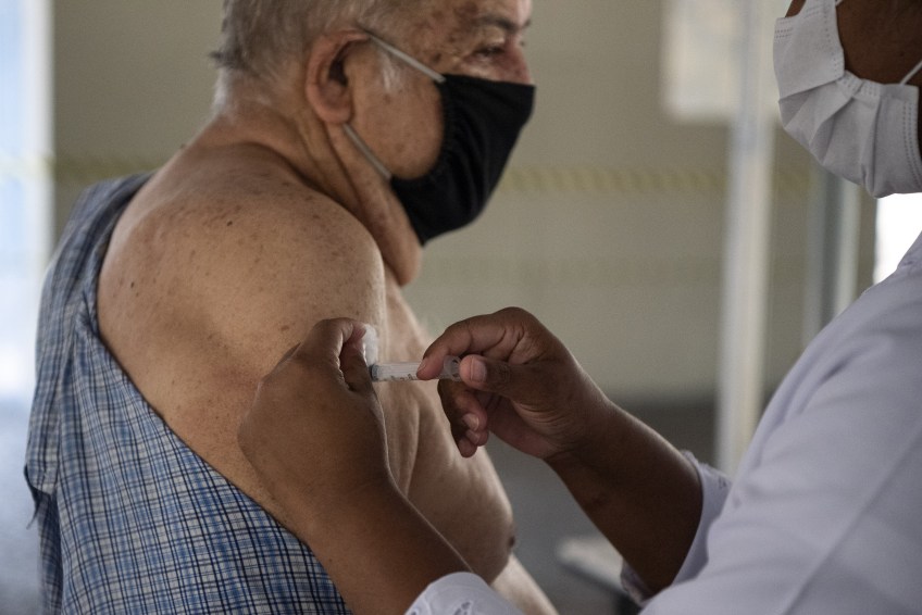 Idosos do estado de São Paulo receberão reforço vacinal com a terceira dose a partir de 6 de setembro / Foto: Delmiro Júnior/Agência O Dia/Estadão Conteúdo (19.mar.2021)