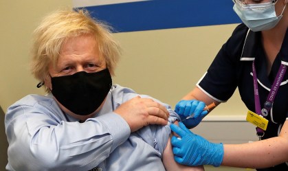 Premiê britânico Boris Johnson toma primeira dose da vacina da AstraZeneca