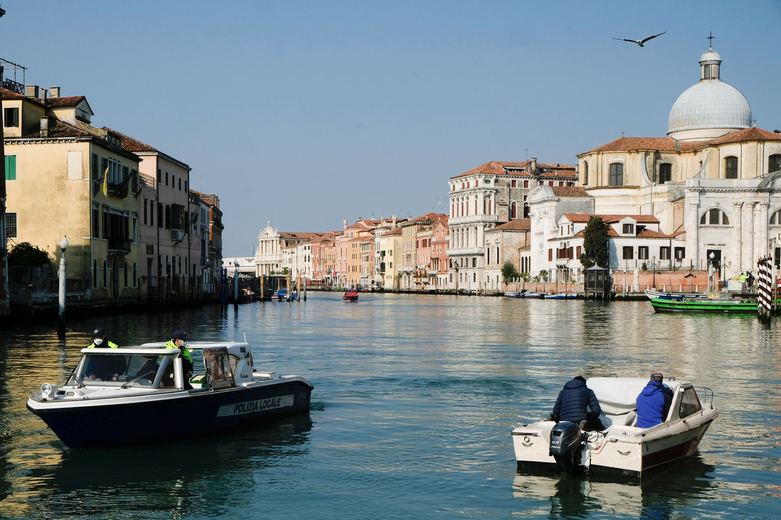 Polícia para barco em Veneza, na Itália, durante pandemia do novo coronavírus