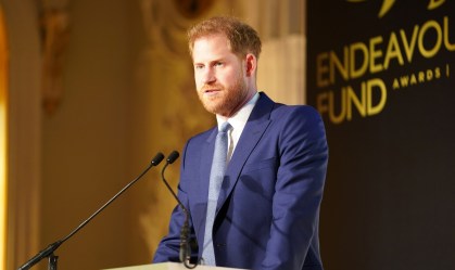 Príncipe Harry chega ao Reino Unido para o funeral do Príncipe Philip