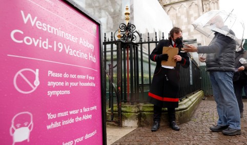 Centro de vacinação contra Covid-19 na Abadia de Westminster, em Londres