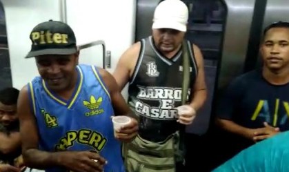 Dezenas de pessoas promovem festa dentro de vagões de trens no Rio