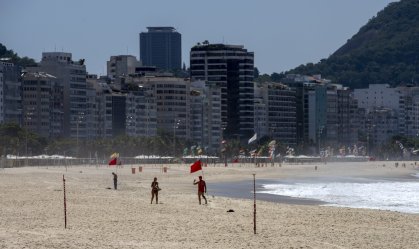 Praia de Copacabana vista vazia neste sábado (20)