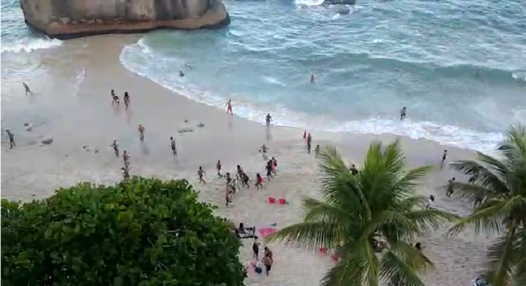 Grupo de pessoas na praia Pequena, em São Conrado, neste sábado (20)