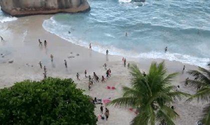 Grupo de pessoas na praia Pequena, em São Conrado, neste sábado (20)