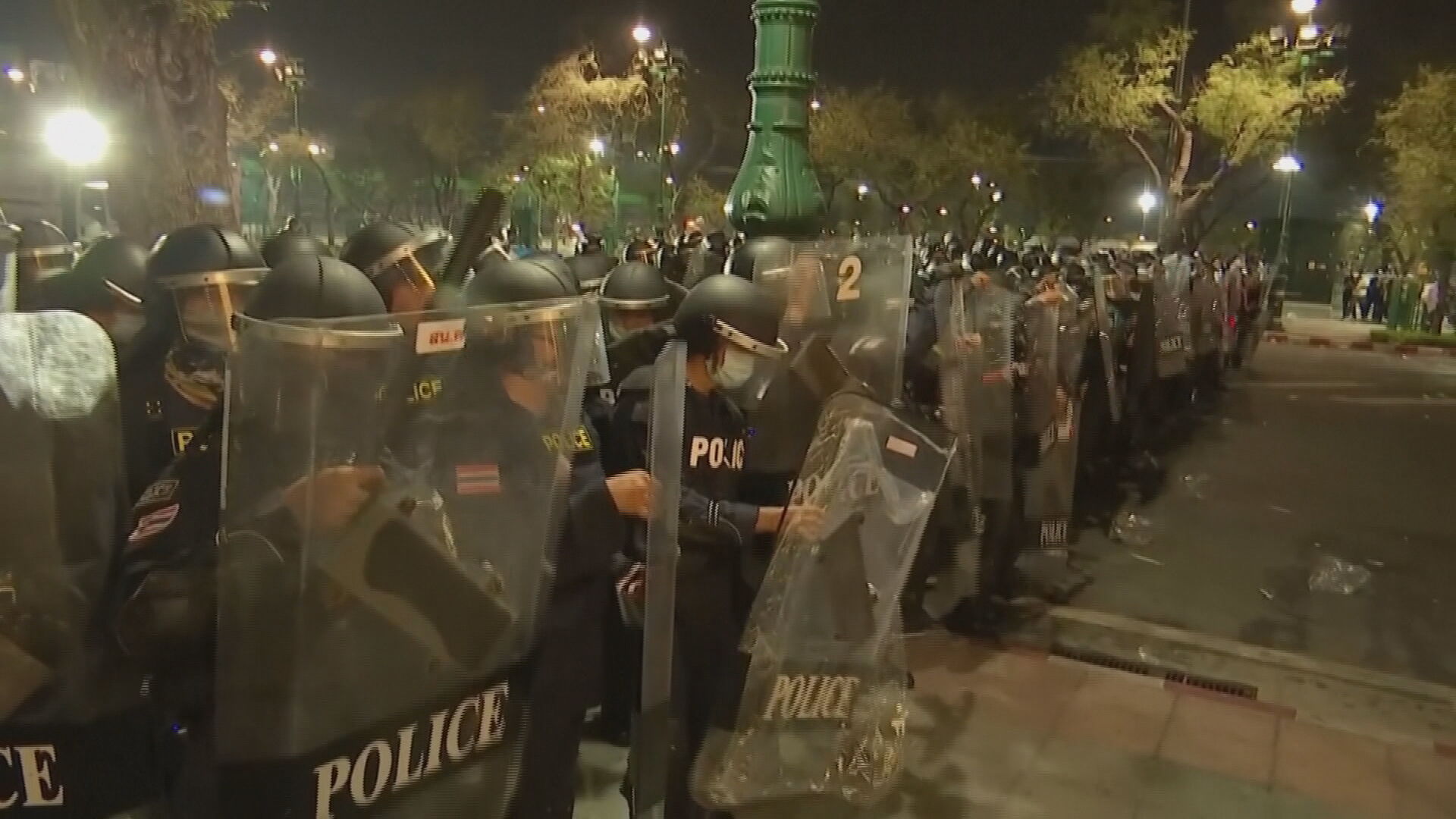 Polícia tailandesa precisou conter manifestantes perto do palácio real 