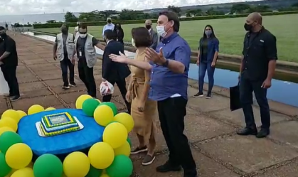 O presidente Jair Bolsonaro recebeu um bolo de apoiadores neste domingo (21)
