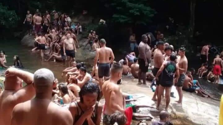 Cachoeira em Campo Grande, no Rio, neste domingo (21)