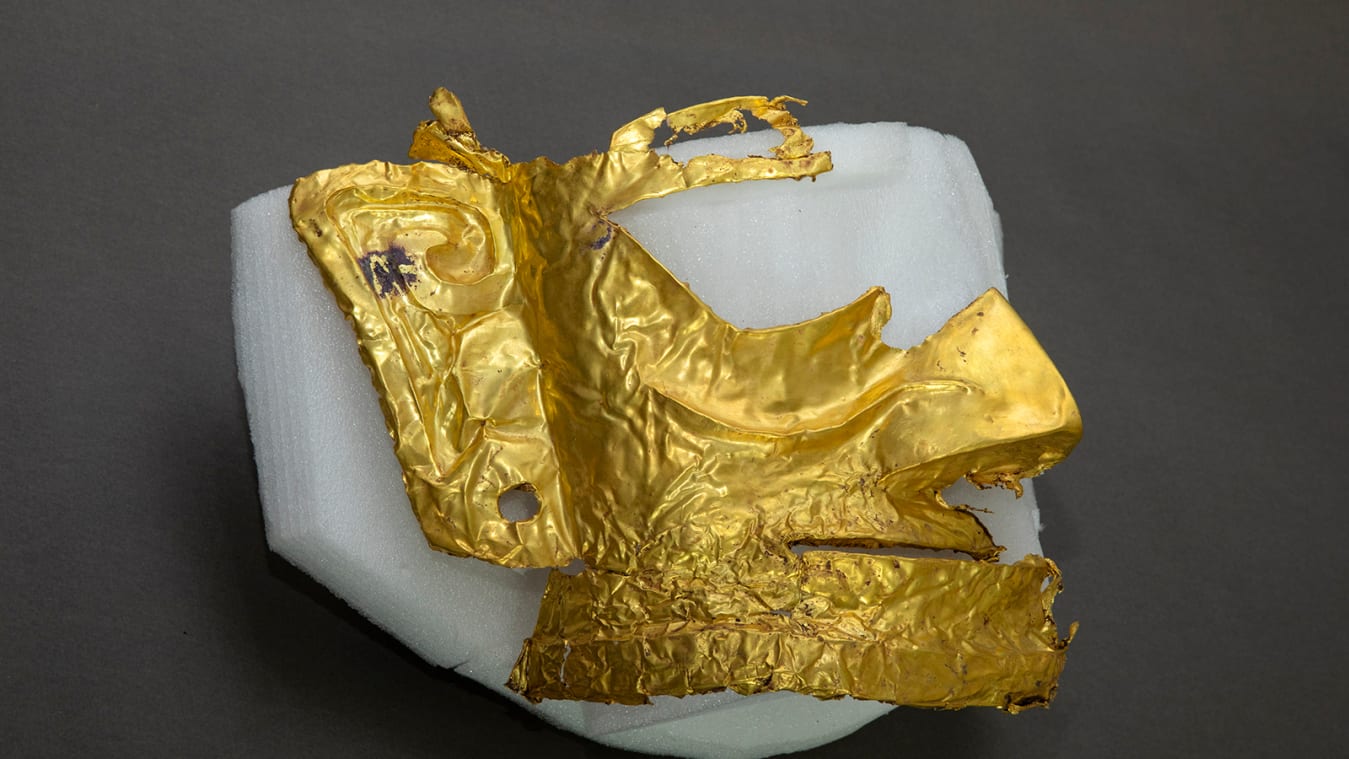 Máscara de ouro de cerca de 3 mil anos é encontrada em sítio arqueológico 