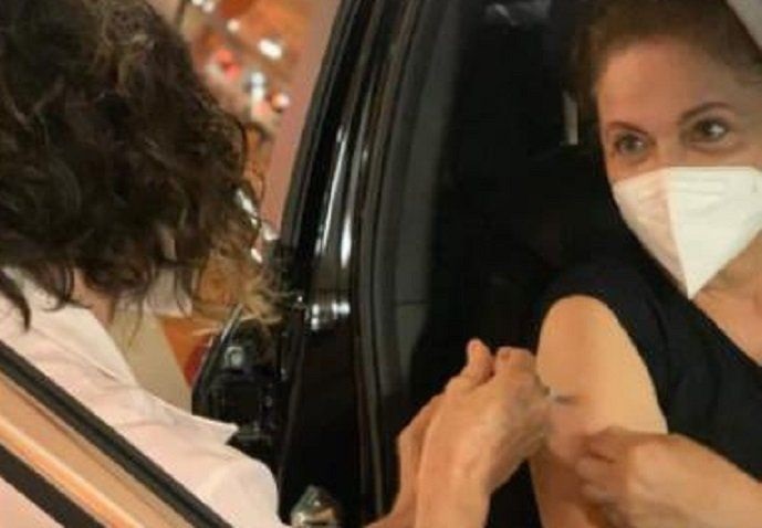 Ex-presidente Dilma Rousseff é vacinada em Porto Alegre