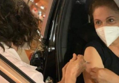 Ex-presidente Dilma Rousseff é vacinada em Porto Alegre